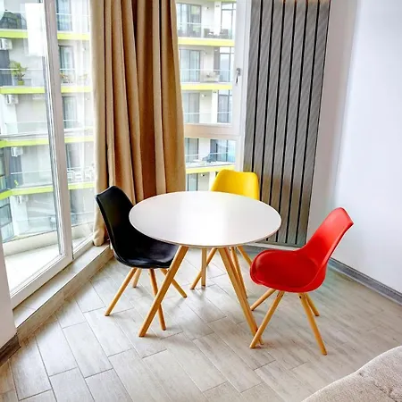 Hampton 2 By Alz * 那沃达利